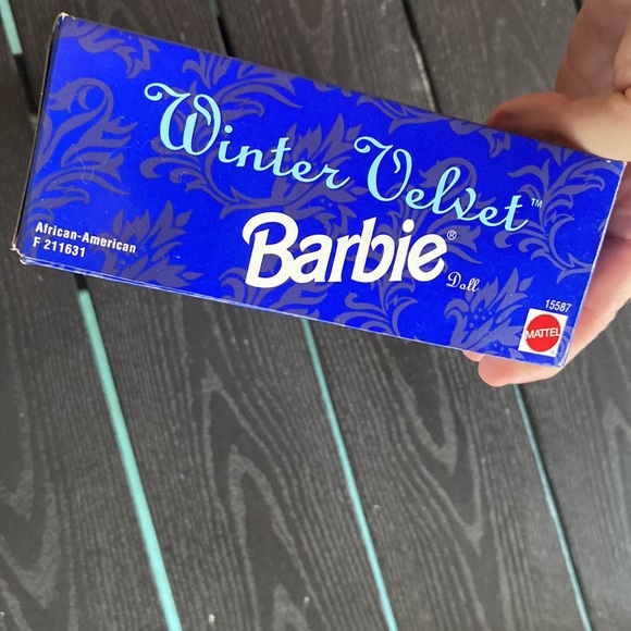 - NRFB Vintage 1995 AVON ~ Winter Velvet Barbie Doll ❄️ - Picture 14 of 14